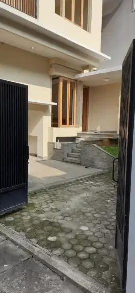 Jual rumah 2 lantai siap huni