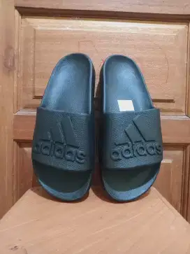 Slop sendal Adidas embos size 42