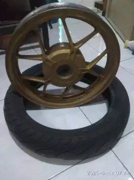 Ban tubles dan velg vario 150cc kondisi 85%