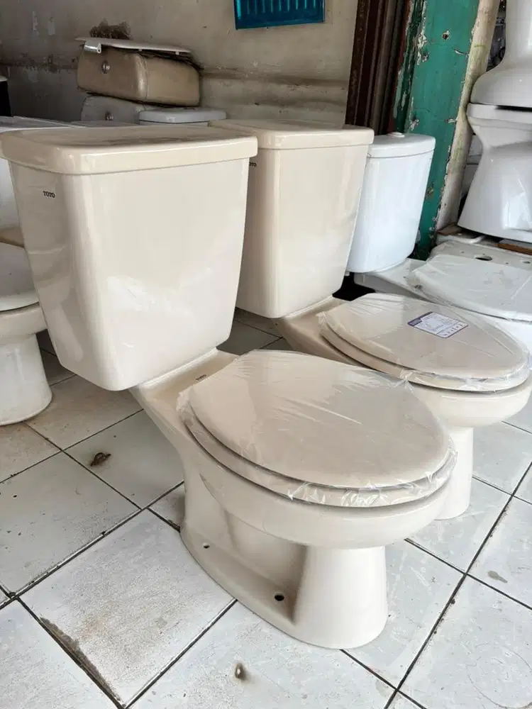 Kloset duduk toto engkol samping