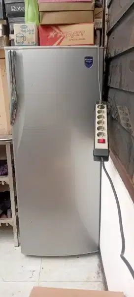Dijual kulkas 1pintu merk sharp