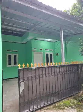 Rumah Hemat & Strategis! Listrik 900, Air Sumur, 2 Kamar + Carport