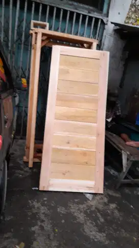 Pintu dan kusen kayu mahoni