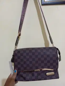 Tas Slempang LV