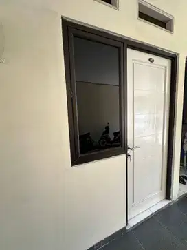 Disewakan Rumah 2 Kamar Tidur dkt Pakuwon Mall bekasi dgn Parkir Luas