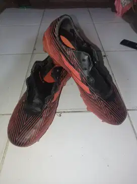 SEPATU BOLA MERK MILLS