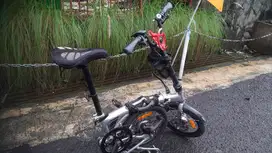 SEPEDA LIPAT UNITED ELEKTRIK TRIFOLD BEKAS