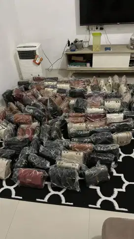 Obral tas karena toko sudah tutup