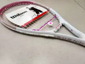 [BRAND NEW-Segel] Wilson Burn Pink 113 – Raket Tenis Favorit Pemula