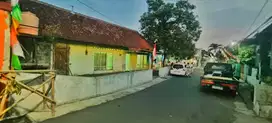 Tanah pinggir jalan utama daerah condongcatur cocok hunian dan kost