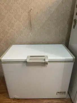 Frezer Merek Modena