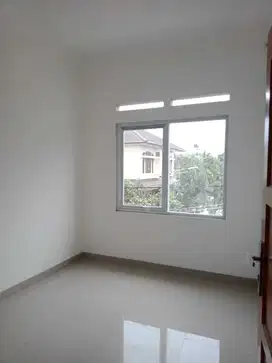 Disewakan Ruko 3 Lantai Strategis di Sayap Karawitan