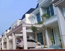 Rumah Klasik Mewah 3 Lantai Bambu Apus Cipayung, Dekat Pintu Tol