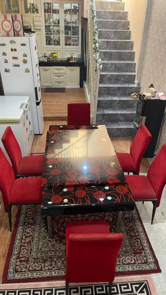 Meja makan kaca