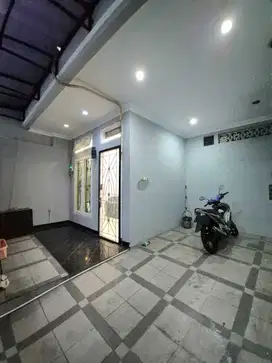 Disewakan Rumah Tinggal 3 Lantai Nyaman di Dwiwarna