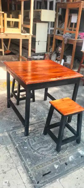 1 Set Meja dan 2 Kursi (Bisa Custom)