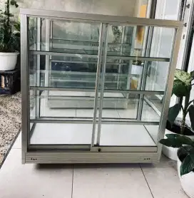 Etalase kaca bekas murah