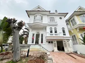 Dijual Cepat Rumah Montana Paramount Land dekat pusat makanan Gading S