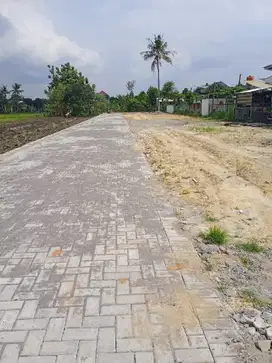 Tanah Yogyakarta  di Banyuraden Barat Malioboro Mangku Jalan Aspal