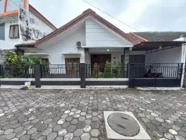 Disewakan rumah furnish dalam perumahan dekat Mirota Jalan Godean