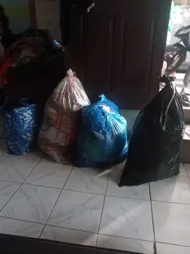 Jual baju2 4 karung masih bagus2. Harga murah Rp 200 rb bisa di tawar