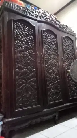 Lemari Kayu Jati 3 Pintu Seperti Baru