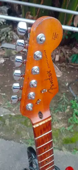 gitar fender kayu udah tua