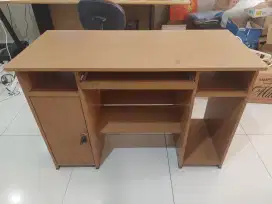 Meja kerja kantor