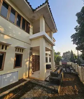 Rumah 2 lantai dalam komplek siap huni dengan luas tanah 275 meter