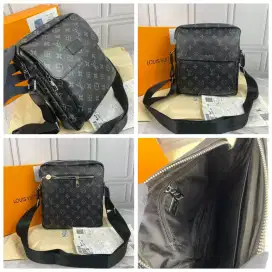 Tas Selempang Messenger Bag Pria LV eclipse Black Details
