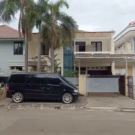 Rumah 3 Lantai Furnished Siap Huni di Taman Modern, Cakung
