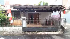 Rumah disewakan Jalan 1 Mobil agak lebar di Tebet Jaksel