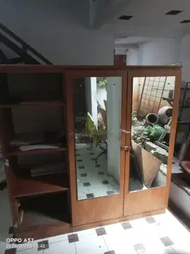Dijual lemari 3 pintu + kaca