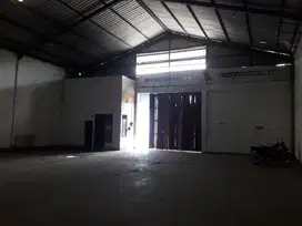 Lokasi strategis pinggir jalan raya lebar dan luas bangunannya