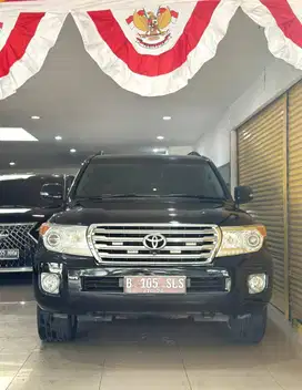 Toyota Land Cruiser UK Diesel 2013 October Automatic Hitam Metalik