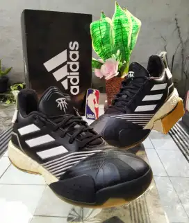Sepatu Basket Adidas TMAC size 42