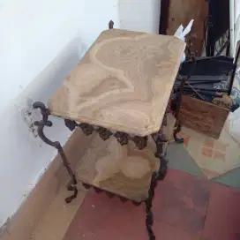 Meja marmer kuno