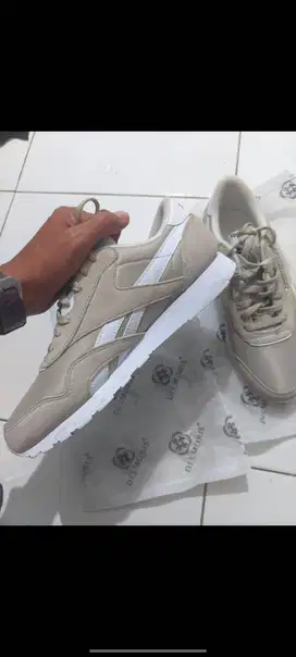 Sepatu reebox uk 42, baru sekali pakai