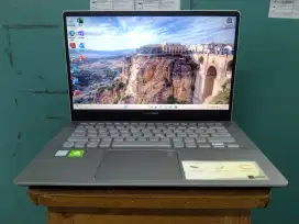 Asus VivoBook S430F
Core i7 8565U
Ram 16Gb
SSD 512Gb MX150 2Gb 
W11