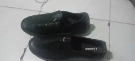 Sepatu fantofel hitam Slip On Leedo