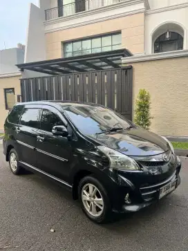 Toyota Avanza Veloz 1.5 Matic Hitam Low KM masih seperti baru