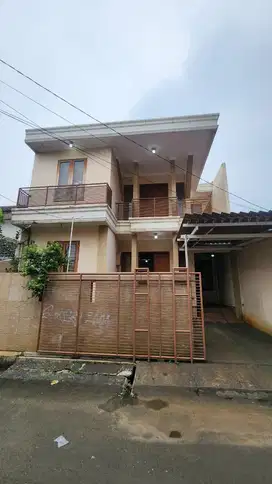 Dijual Rumah 2 Lantai  Di Ciputat 10 menit dari MRT Lebak Bulus