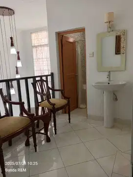 Faie. Rumah Disewakan di Cluster Meadow Green Lippo Cikarang  LB: 150