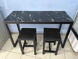 Meja makan dan kursi