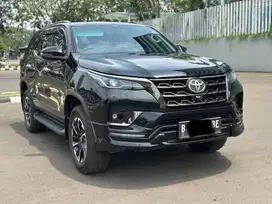 TOYOTA FORTUNER GR 2.4 2022 HITAM DIJUAL CEPAT TERMURAH