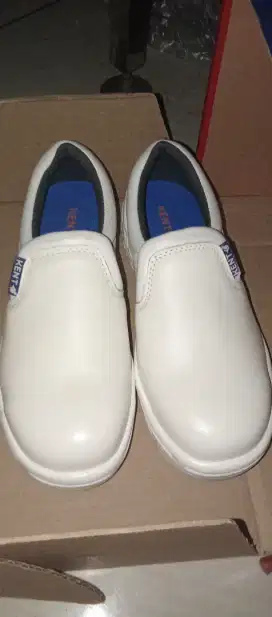 Sepatu safety kent white