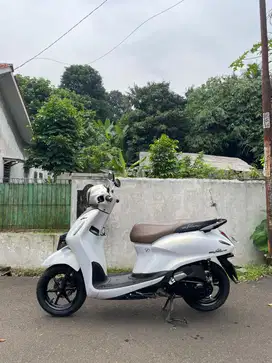 Yamaha Grand Filano Lux Hybrid 2024 Putih – Motor Matic Keyless