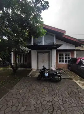 Jual rumah strategis.tanah luas di Tan Pajajaran.