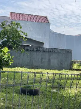Rumah Tua samping taman di jual di perumahan duta Garden dekat dengan