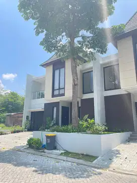 Rumah Mewah Dua Lantai Lokasi Strategis